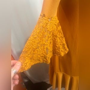 La La Row large mustard dress free flowing 3/4 sleeves w lace